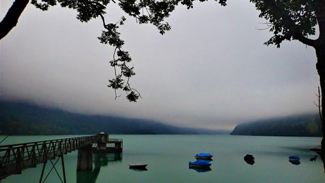 Eine tiefliegende Wolkendecke über dem Klöntalersee im Glarnerland. Eine tiefliegende Wolkendecke über dem Klöntalersee im Glarnerland.