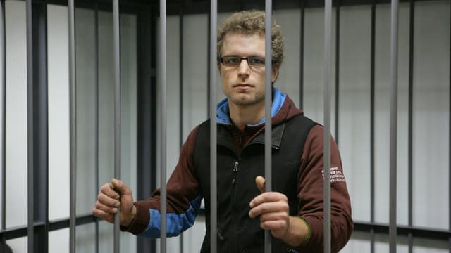 Marco Weber hinter Gittern von Murmansk. Marco Weber hinter Gittern von Murmansk.