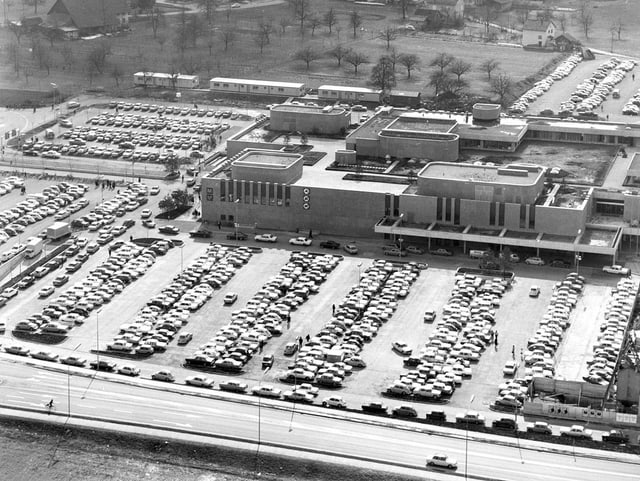 Der Parkplatz und das Shopping-Center von Spreitenbach, aufgenommen am 22. April 1970. Der Parkplatz und das Shopping-Center von Spreitenbach, aufgenommen am 22. April 1970.