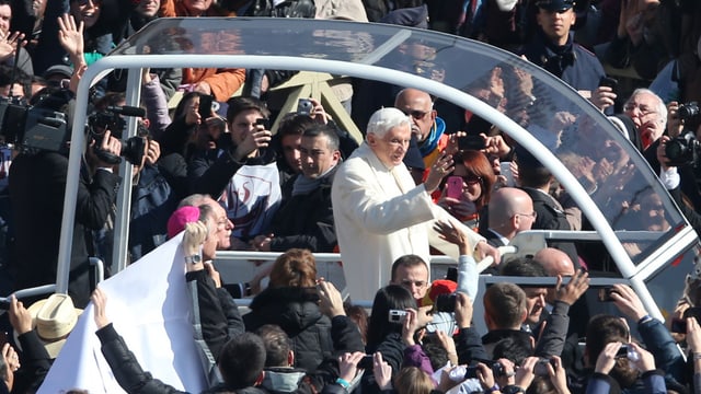 Papst winkt der Menge zu
