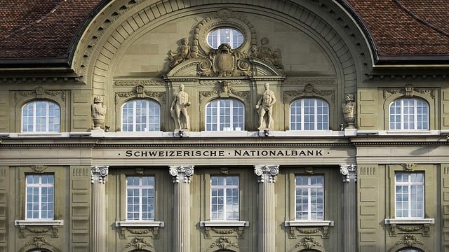 Das Gebäude der Schweizer Nationalbank in Bern von vorne fotografiert.