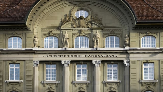 Das Gebäude der Schweizer Nationalbank in Bern von vorne fotografiert. Das Gebäude der Schweizer Nationalbank in Bern von vorne fotografiert.