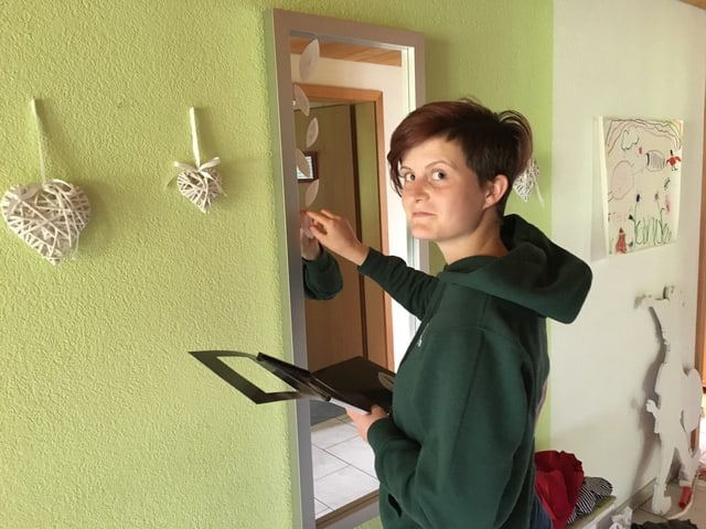 Eine junge Frau in einem Wohnzimmer. Eine junge Frau in einem Wohnzimmer.