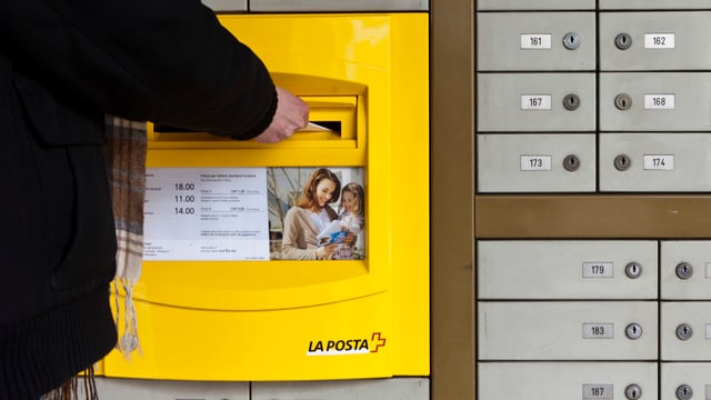 Ein Kunde wirft einer Poststelle in Massagno (TI) einen Brief in den Briefkasten. (keystone) Ein Kunde wirft einer Poststelle in Massagno (TI) einen Brief in den Briefkasten. (keystone)