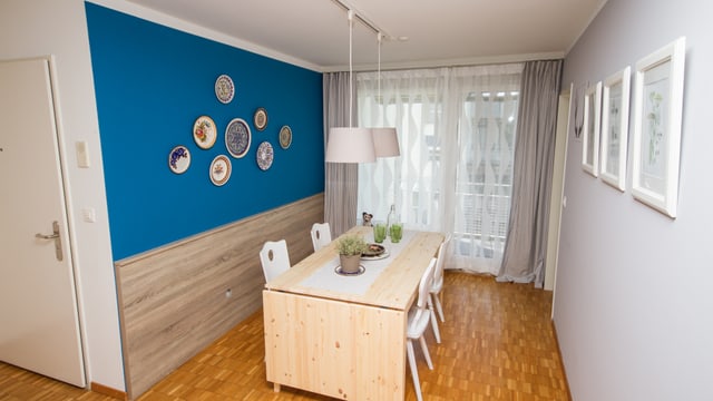 In der einen Ecke besitzen Daniel und Andrea neu einen ausziehbaren Esstisch. Mit der blauen Wand wirkt die Ecke frisch und einladend. In der einen Ecke besitzen Daniel und Andrea neu einen ausziehbaren Esstisch. Mit der blauen Wand wirkt die Ecke frisch und einladend.