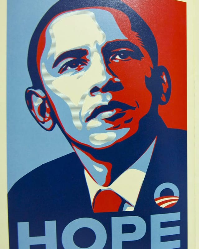 Plakat mit Barack Obamas Gesicht in rot, blau, beige und der Aufschrift Hope. Plakat mit Barack Obamas Gesicht in rot, blau, beige und der Aufschrift Hope.