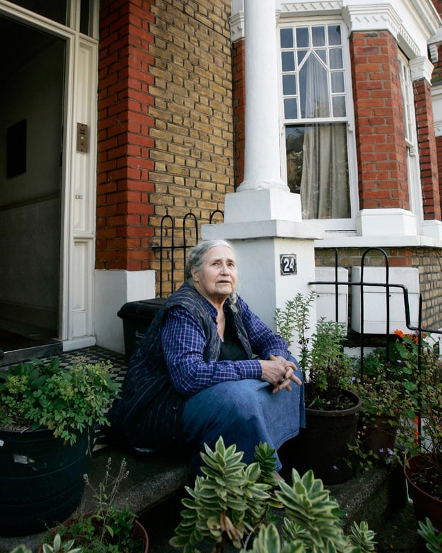 Doris Lessing sitzt vor ihrem Haus auf der Treppe. Doris Lessing sitzt vor ihrem Haus auf der Treppe.