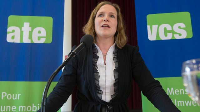 Evi Allemann am Mikrofon vor den VCS-Delegierten nach ihrer Wahl zur Präsidentin. Evi Allemann am Mikrofon vor den VCS-Delegierten nach ihrer Wahl zur Präsidentin.