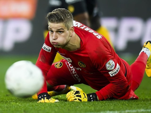 An David von Ballmoos fliegt ein Ball vorbei. An David von Ballmoos fliegt ein Ball vorbei.