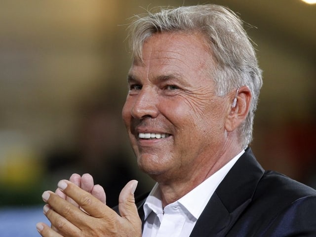 Fernsehmoderator Kurt Zurfluh lächelt und klatscht die Hände zusammen. Fernsehmoderator Kurt Zurfluh lächelt und klatscht die Hände zusammen.