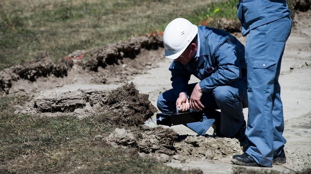 Zwei Männer auf einem Feld Zwei Männer auf einem Feld