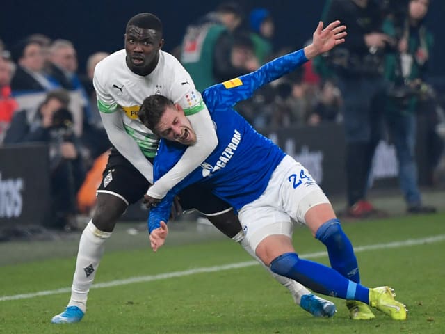 Zweikampf im Spiel Schalke - Gladbach Zweikampf im Spiel Schalke - Gladbach