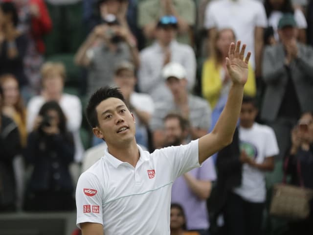Kei Nishikori winkt ins Publikum. Kei Nishikori winkt ins Publikum.