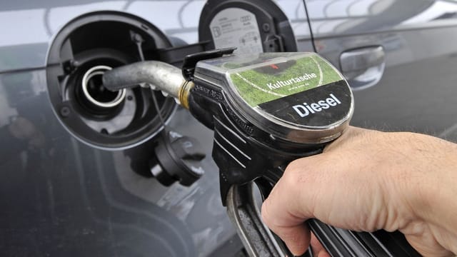 Tanken mit Diesel. Tanken mit Diesel.