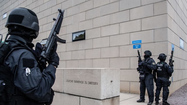 Polizisten vor Synagoge. Polizisten vor Synagoge.