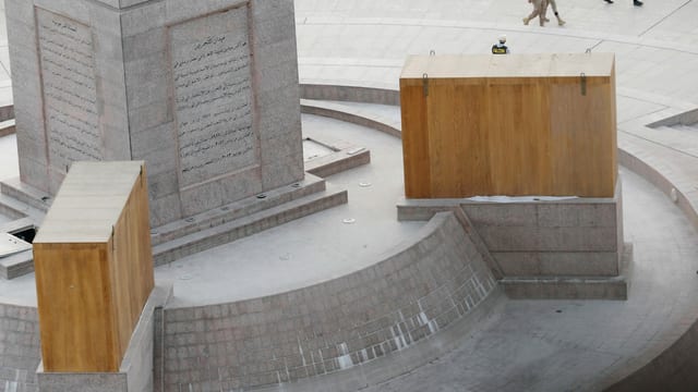 Sockel einer Statue, daneben zwei grosse Holzkisten Sockel einer Statue, daneben zwei grosse Holzkisten