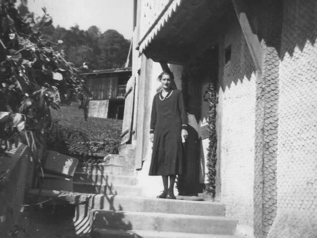 Greti Caprez-Roffler vor ihrem Pfarramt Greti Caprez-Roffler vor ihrem Pfarramt