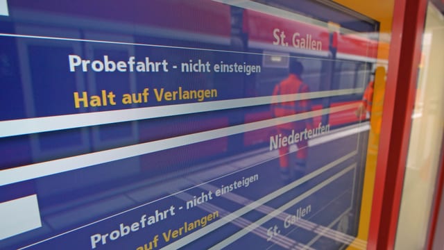 Anzeigetafel mit Vermerk Probefahrt Anzeigetafel mit Vermerk Probefahrt
