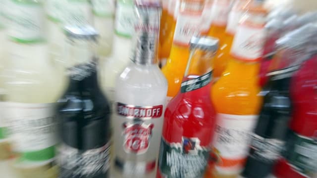 Bei Jugendlichen begehrt: Alkopops. Bei Jugendlichen begehrt: Alkopops.