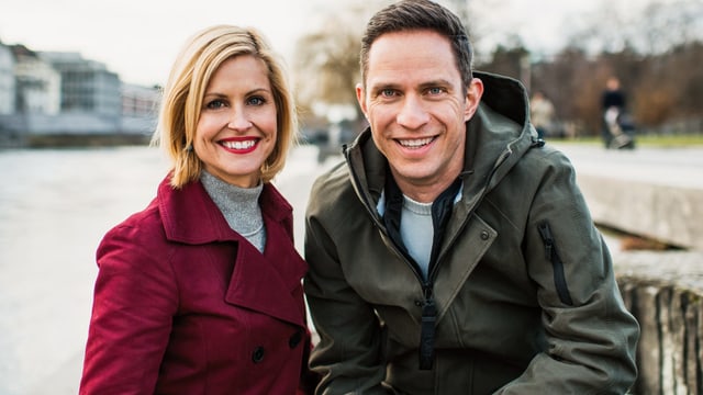 Die beiden Moderatoren, Sabine Dahinden und Adrian Küpfer, moderieren die Preisverleihung im Rahmen der Sendung «Schweiz aktuell». Die beiden Moderatoren, Sabine Dahinden und Adrian Küpfer, moderieren die Preisverleihung im Rahmen der Sendung «Schweiz aktuell».