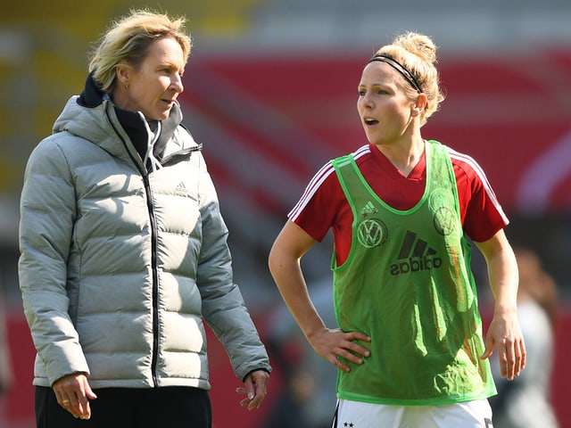 Martina Voss-Tecklenburg und Captain Svenja Huth. Martina Voss-Tecklenburg und Captain Svenja Huth.