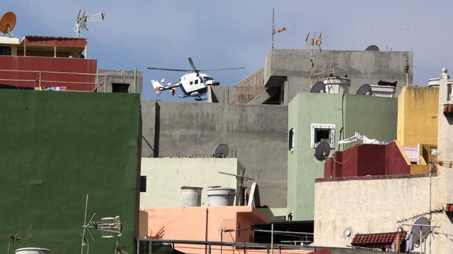 Helikopter in einem Stadtviertel. Helikopter in einem Stadtviertel.