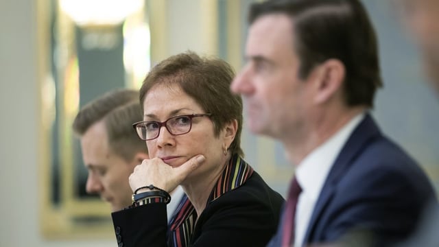 Frau an Tisch. Frau an Tisch.