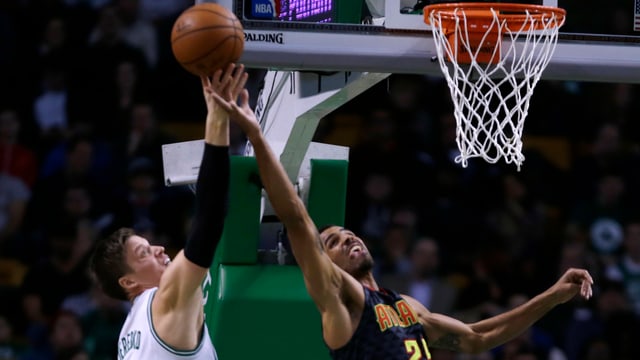 Thabo Sefolosha bei einem Zweikampf unter dem Korb. Thabo Sefolosha bei einem Zweikampf unter dem Korb.