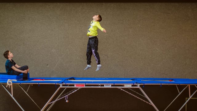 Auf einem Trampolin ist man für einen kurzen Moment schwerelos. Auf einem Trampolin ist man für einen kurzen Moment schwerelos.