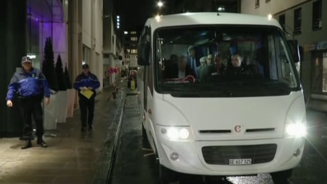 Weisser Minibus und Polizisten. Weisser Minibus und Polizisten.