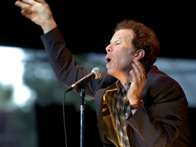 Ein Foto von Sänger Tom Waits bei einem Auftritt in Mountain View, Kalifornien, 2007. Ein Foto von Sänger Tom Waits bei einem Auftritt in Mountain View, Kalifornien, 2007.