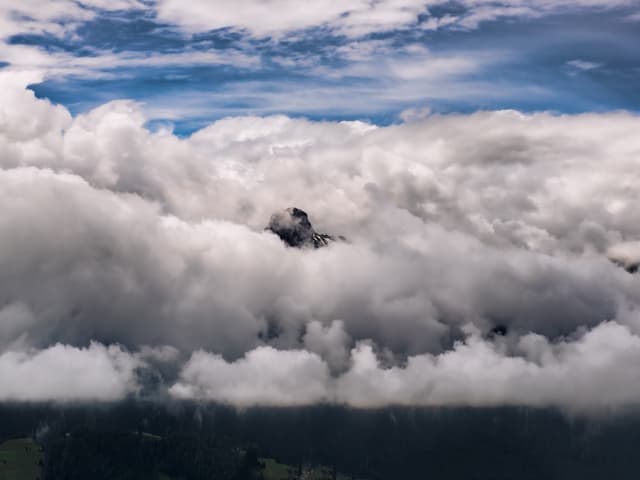 Stockhorn in den Wolken, Ein Blick auf das Stockhorn am heutigen Mittag.