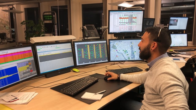 Disponent in der Leitstelle vor seinen Bildschirmen zur Bus- und Tramüberwachung Disponent in der Leitstelle vor seinen Bildschirmen zur Bus- und Tramüberwachung