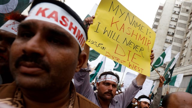 Vor der Aussgangssperre demonstrierten Kaschmiris gegen Indiens Pläne, Kaschmir die Autonomie zu entziehen. Vor der Aussgangssperre demonstrierten Kaschmiris gegen Indiens Pläne, Kaschmir die Autonomie zu entziehen.