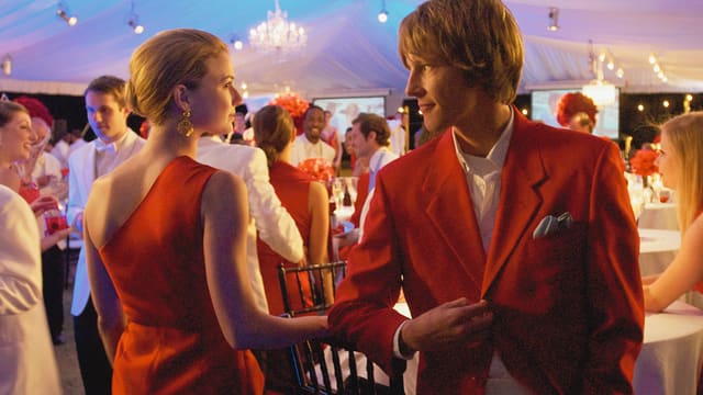 Emily VanCamp als Emily Thorne, Gabriel Mann als Nolan Ross Emily VanCamp als Emily Thorne, Gabriel Mann als Nolan Ross
