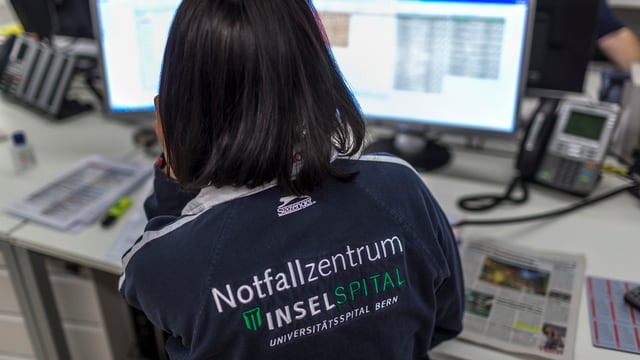 Eine Spitalmitarbeiterin in der Notfallabteilung am Telefon. Eine Spitalmitarbeiterin in der Notfallabteilung am Telefon.