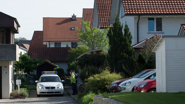 Polizeiwagen in einem Einfamilienhaus-Quartier Polizeiwagen in einem Einfamilienhaus-Quartier