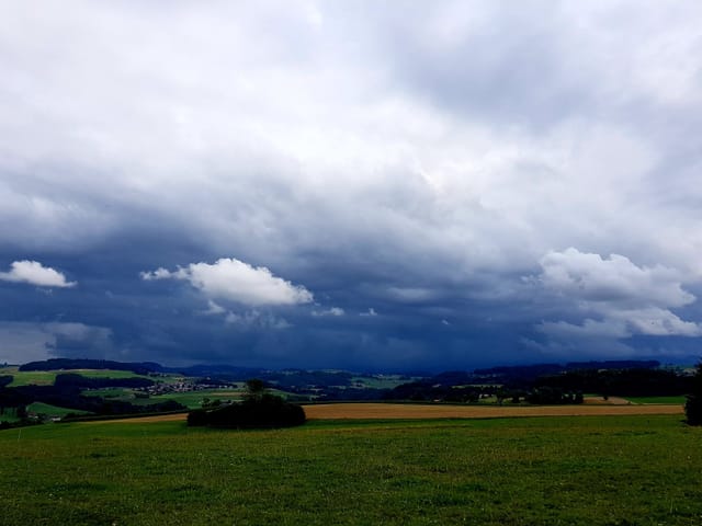 Wolkenverhangene Landschaft.