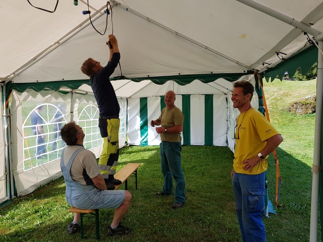 4 umens monteschan chazzolas en la tenda da la festa dil vitg 4 umens monteschan chazzolas en la tenda da la festa dil vitg