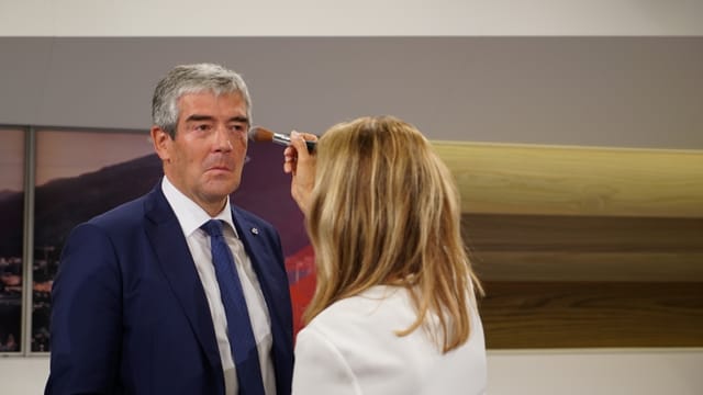 Jon Domenic Parolini vegn smincà avant l'intervista en la televisiun