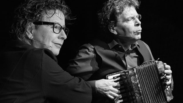 Das Duo Birkenmeier auf der Bühne. Michael Birkenmeier spielt Akkordeon. Das Duo Birkenmeier auf der Bühne. Michael Birkenmeier spielt Akkordeon.