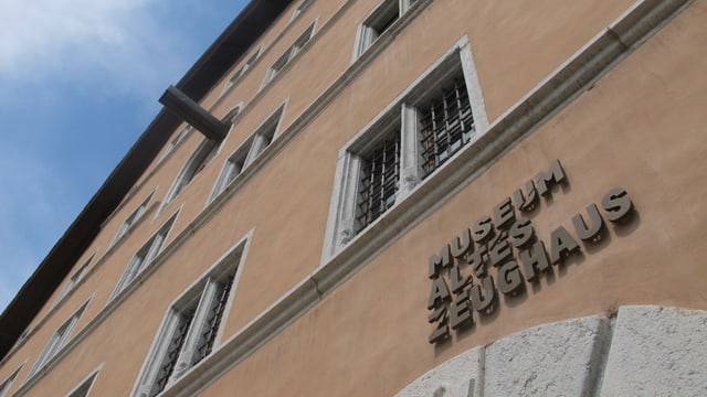Haus und Schriftzug von aussen Haus und Schriftzug von aussen