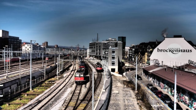 Sonniger Abschnitt am Zürcher Hauptbahnhof, dahinter dunkle Wolken der nächsten Schauerzelle. Sonniger Abschnitt am Zürcher Hauptbahnhof, dahinter dunkle Wolken der nächsten Schauerzelle.