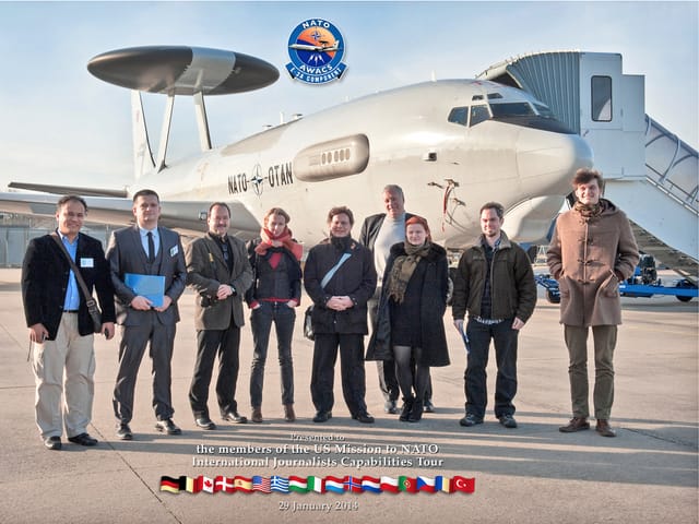 UNO-Korrespondenten vor einem Flieger auf der Nato-Basis in Deutschland.