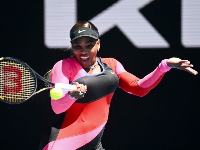 Serena Williams schlägt eine Vorhand. Serena Williams schlägt eine Vorhand.