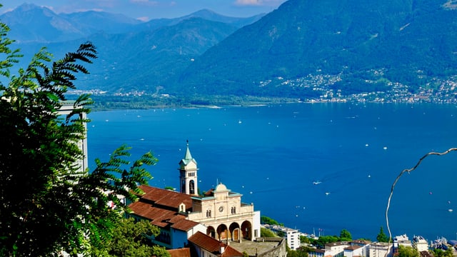 Kirche Madonna del Sasso direkt neben der Wetterstation in Locarno-Monti. Kirche Madonna del Sasso direkt neben der Wetterstation in Locarno-Monti.