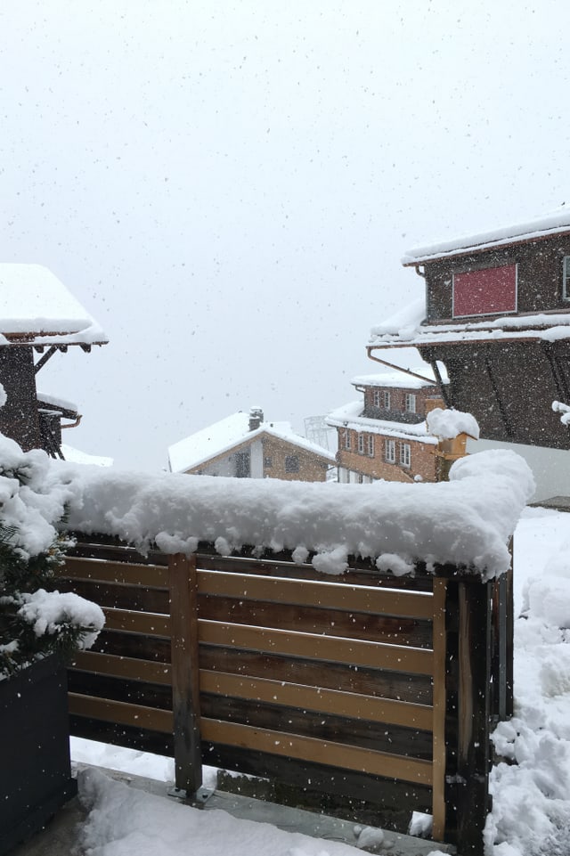 Am Montagmorgen hatte sich Mürren in eine Winterlandschaft verwandelt. Am Montagmorgen hatte sich Mürren in eine Winterlandschaft verwandelt.