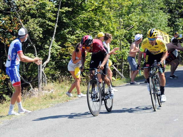 Egan Bernal (l.) und Primoz Roglic bekämpfen sich an der Dauphiné-Rundfahrt. Egan Bernal (l.) und Primoz Roglic bekämpfen sich an der Dauphiné-Rundfahrt.