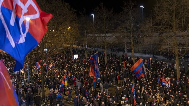 FCB-Fans protestieren gegen die Clubleitung - die Abstands- und Maskenpflicht wird kaum eingehalten. FCB-Fans protestieren gegen die Clubleitung - die Abstands- und Maskenpflicht wird kaum eingehalten.