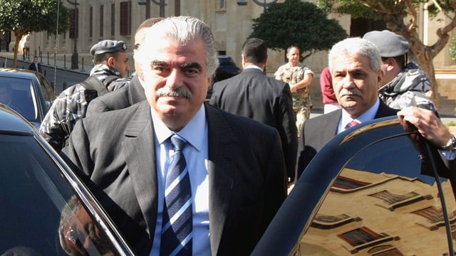 Hariri steigt aus einem Auto. Hariri steigt aus einem Auto.